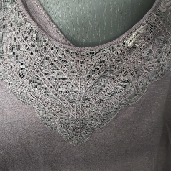 Eyeshadow tank with sheer lace detail. Grey size Medium - Picture 2 of 3